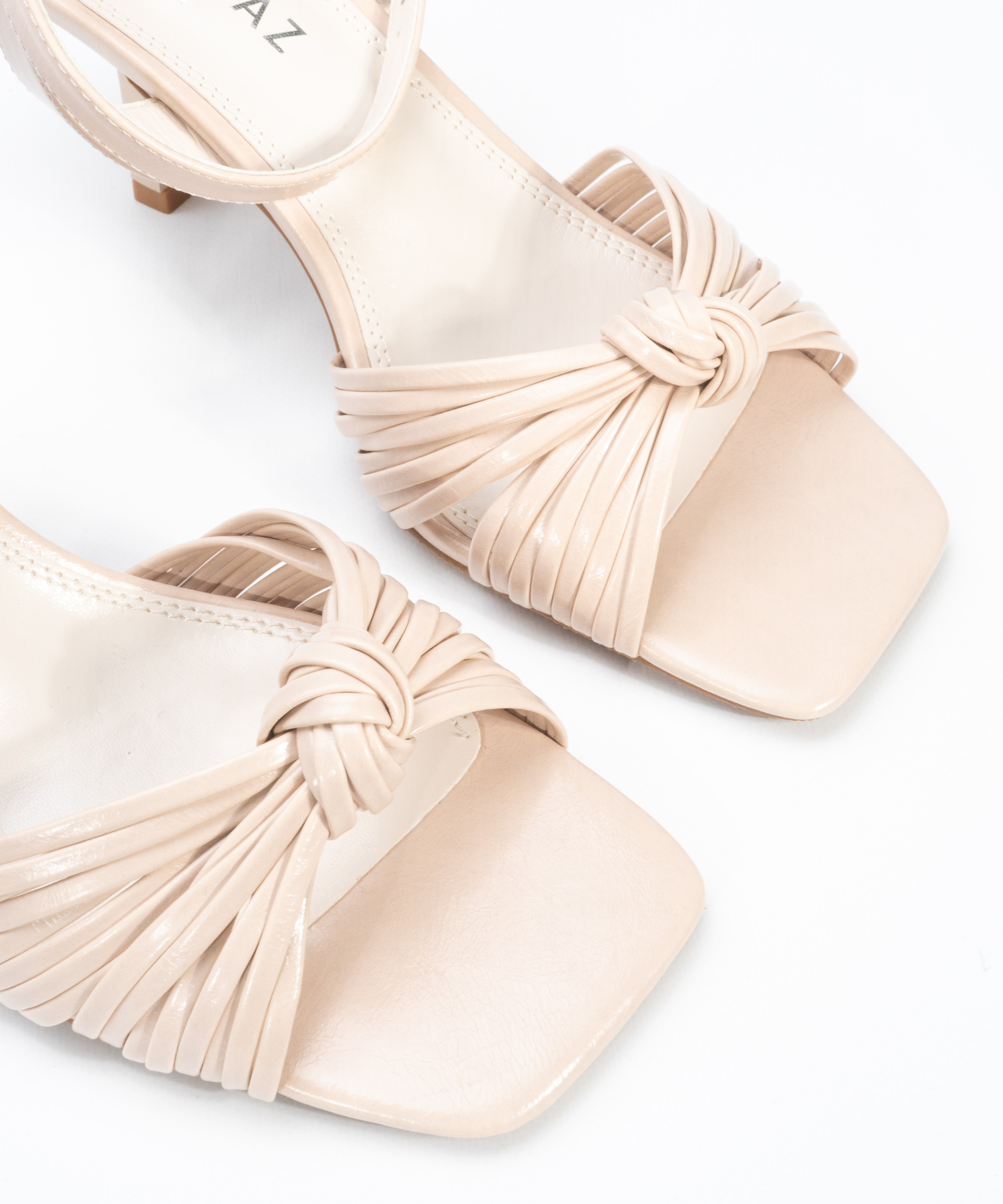 Sand&aacute;lia de salto fino com n&oacute; image number null